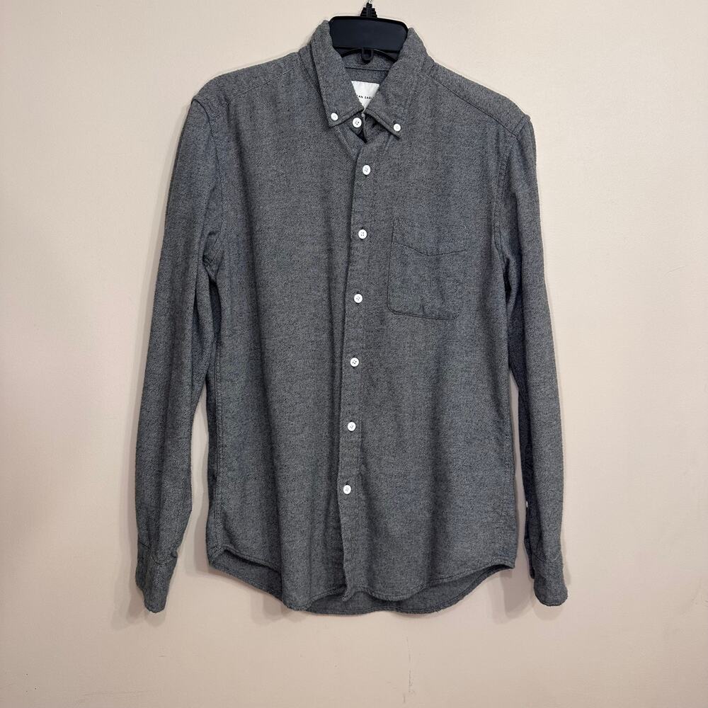 American Eagle Gray Herringbone Button Down Shirt Small